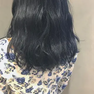 ミディアム カラー 荒木 依莉亜のヘアスタイル