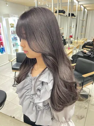 ロング カラー レイヤーカット 透明感カラーのヘアスタイル