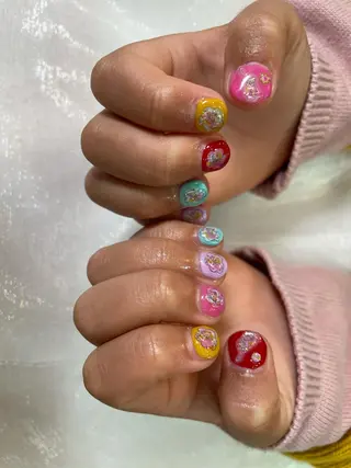 キッズ ネイル R'well所属・はばすみれ🎀ﾈｲﾙ 光ﾌｪｲｼｬﾙ ﾍｱのネイルデザイン