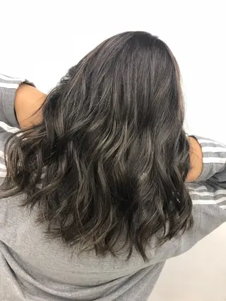 セミロング カラー 白髪ぼかしハイライト めさきすずなのヘアスタイル