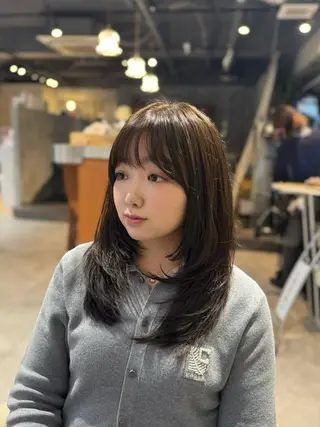 ミディアム esse大阪茶屋町店所属・レイヤーカット 新井田陽寿のヘアスタイル