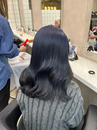 セミロング 寒色＆ブリーチ特化 寒色MiOのヘアスタイル