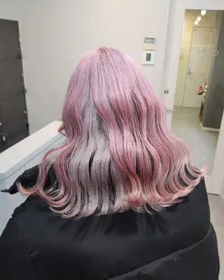 セミロング カラー ツヤ髪✨縮毛矯正 ハイトーンカラーのヘアスタイル