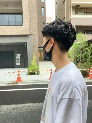 ショート パーマ メンズ 松岡 俊輔のヘアスタイル