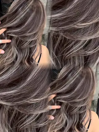 ミディアム ✨ハイライト/バタフ ライレイヤー/原宿✨のヘアスタイル