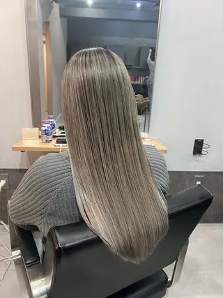 ロング カラー ミルクティーカラー グレージュ　高山慧輔のヘアスタイル