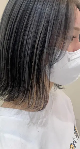 ミディアム 赤みオフの透明感職人 /ケア重視の美髪施術のヘアスタイル
