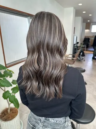 セミロング カラー 白髪ぼかしハイライト レイヤー川口　元気のヘアスタイル