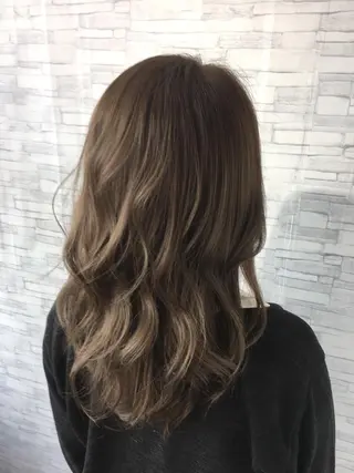 ミディアム 足立 磨咲のヘアスタイル