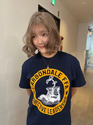 ミディアム カラー Yuna/ベージュ ダブルカラーのヘアスタイル