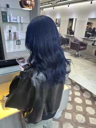 ロング カラー noa 寒色系カラーブリーチのヘアスタイル