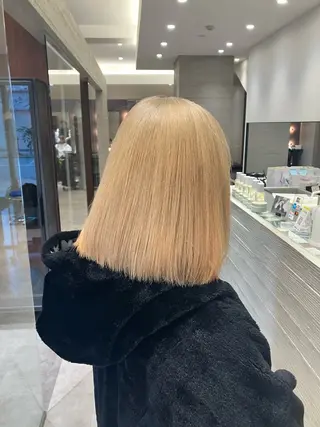 ショート カラー サキ🤍ハイトーン 🩰くびれ巻きヘアのヘアスタイル