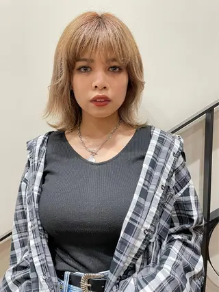 ミディアム カラー tomo🍒パーマ ハイトーン似合わせのヘアスタイル