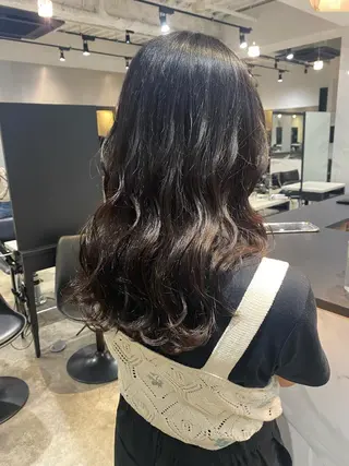 ロング カラー パーマ ヘアアレンジ youres hair東新宿店所属・新宿⌇韓国風ヘア ⌇透明感カラーのヘアスタイル