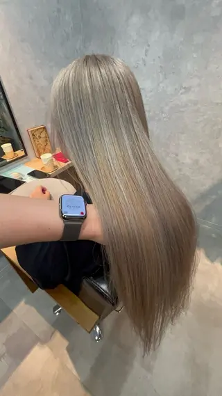 ロング motoトップカラー リスト/ブリーチカラのヘアスタイル