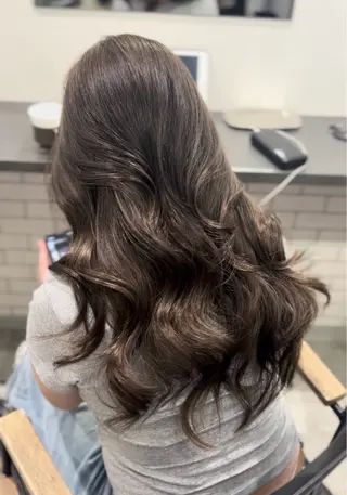 セミロング ブリーチ/ベージュ /レイヤー/ひよりのヘアスタイル