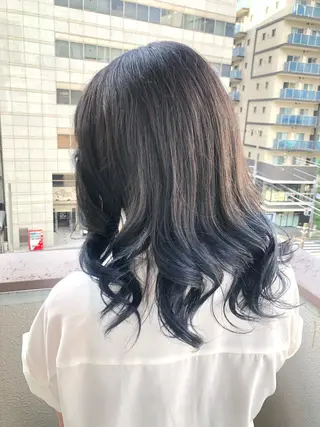 セミロング 寒色＆ブリーチ特化 寒色MiOのヘアスタイル