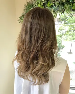 ロング カラー 上霜 菜月のヘアスタイル