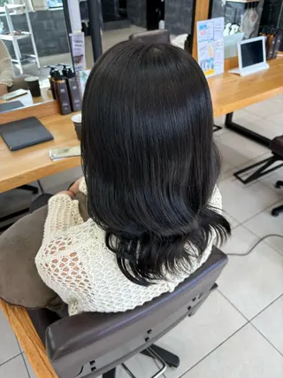 ミディアム カラー 伊藤 杏奈のヘアスタイル