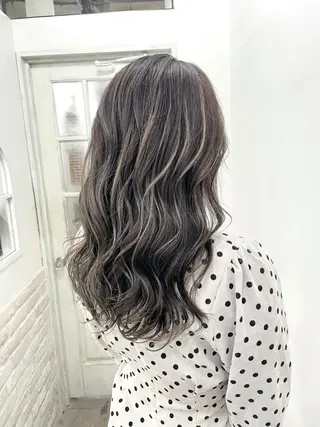 セミロング 白いハイライト🤍 タナカリョウスケのヘアスタイル