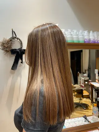 ロング カラー セピアージュアン所属・バヤラー バイガルマーのヘアスタイル