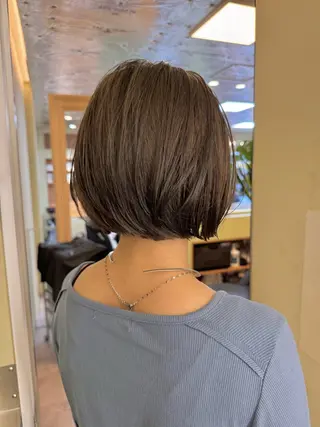 ショート カラー ナチュラルに目を惹く デザイン/KOHNOのヘアスタイル