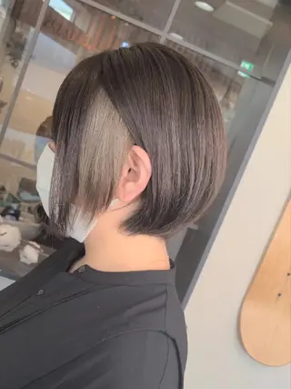 ショート カラー ブリーチカラー🌈 嘉名 真樹のヘアスタイル