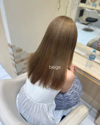 ロング Notoミルクティー グレージュカラーのヘアスタイル