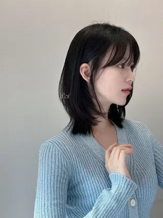 ミディアム カラー 曲がる縮毛矯正 センターパートのヘアスタイル