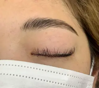 アイブロウ 鍵山 千秋のヘアスタイル