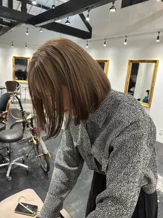 ミディアム REAL 心斎橋所属・ブリーチ/ベージュ /デザイン/ナツミのヘアスタイル