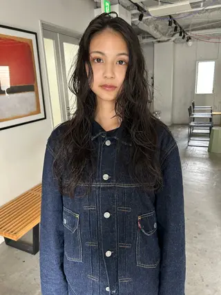 ロング パーマ Loom.所属・村上雅人 ナチュラルモードのヘアスタイル