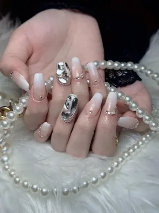 ネイル RAFFINE 月🦋🩵のネイルデザイン