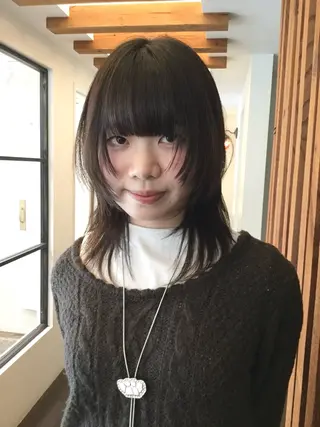 ミディアム リカ/ハイトーン ・オリーブ🍀のヘアスタイル