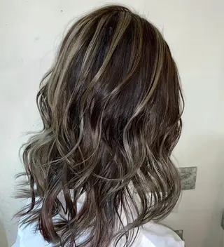 セミロング mimiiy梅田 中崎町ハイトーンのヘアスタイル