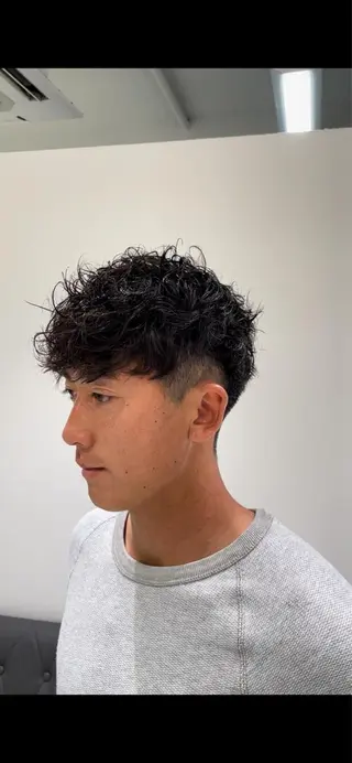 ショート メンズ フェザーパーマ職人 🪶ryosukeのヘアスタイル