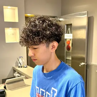 ミディアム パーマ ヘアアレンジ メンズ 顔まわりカット の達人のヘアスタイル