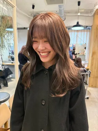 セミロング カラー ミルクティー× グレージュMOMOのヘアスタイル