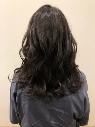 ミディアム 石田 優菜のヘアスタイル