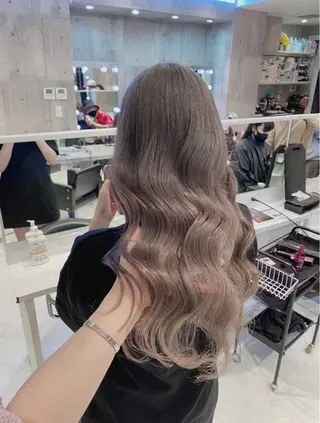 セミロング カラー ヘアアレンジ 🩶【推しハイトーン 】yuzu🩶のヘアスタイル