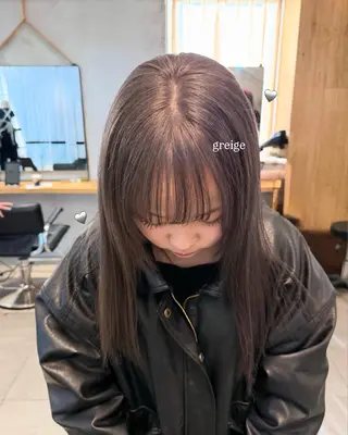 セミロング カラー ミルクティー× グレージュMOMOのヘアスタイル