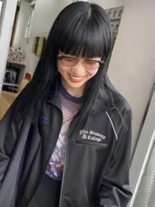 カラー ロング qiie リタッチ 黒染め　ワンカラーのヘアスタイル