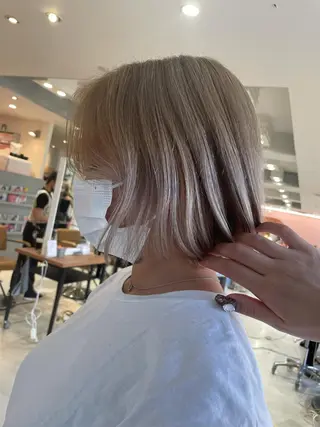 ショート カラー 艶ハイトーン👑♡ NATSUKIのヘアスタイル