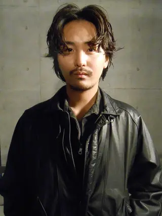 ミディアム パーマ メンズ グランジヘア 無造作ヘアHYUGAのヘアスタイル