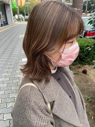 ミディアム カラー akane .のヘアスタイル