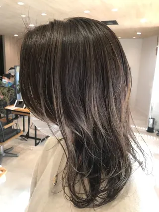 ミディアム カラー スズキ シオリのヘアスタイル