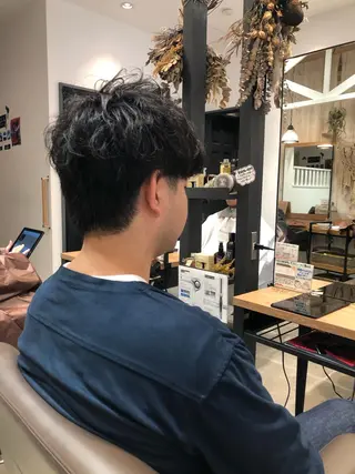 ショート パーマ メンズ 鈴村 大介のヘアスタイル