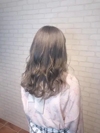 セミロング カラー ミヤザキ タクトのヘアスタイル