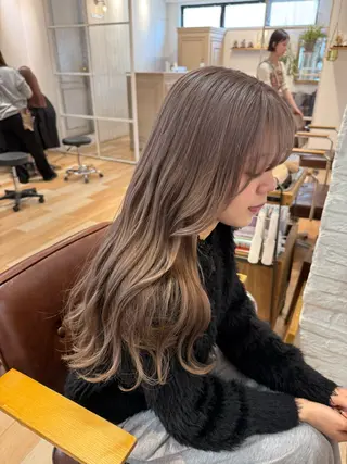 ロング カラー ミルクティー× グレージュMOMOのヘアスタイル