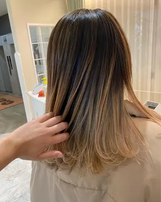 セミロング 白髪ぼかしハイライト めさきすずなのヘアスタイル